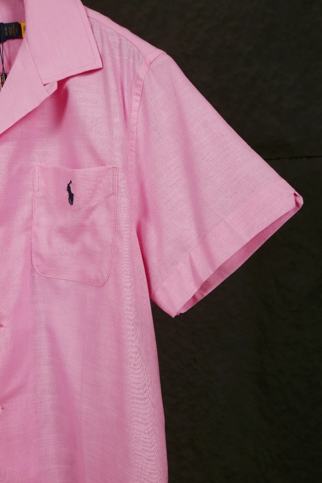P230 Actual photo [High-end quality] Style number: 25055# Color: Navy blue/off-white/ice blue/light pink/chicken yellow/khaki Size: S to XL - Ralph Lauren/Ralph Lauren 25SS Summer popular high-quality old money style Cuban collar pocket style short-sleeved linen couple shirt - ingeniously restored 95% cotton blended bamboo linen, pre-washed, tight and soft texture ✅ - 100% restored workmanship Complete professional shirt with embedded clips in bifurcated sleeves, top button earrings ✅ - Custom dyed original pearlescent white buttons with different sizes ✅ - Special shaped chiffon foil inside the collar door tube, which is not easy to deform and pull ✅ - Ralph Lauren/linen pocket style short-sleeved shirt. It is different from the classic style and has a niche style. It perfectly combines comfort and high-end. An indispensable piece in summer. It is both cool and textured. It is the king of ins style with every snap. It can be used for commuting and vacationing. There’s no pressure to switch between different styles, and the classics never go out of style.
